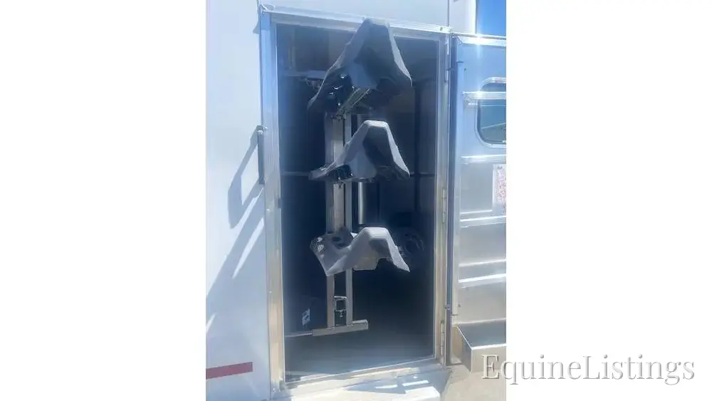 2027 Logan Coach Horse Trailers - Photo 2